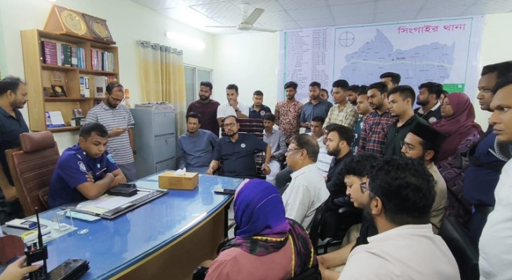 জবি বাসে হামলার ঘটনায় ২৪ ঘন্টার আল্টিমেটাম, সিংগাইর থানায় উপাচার্য